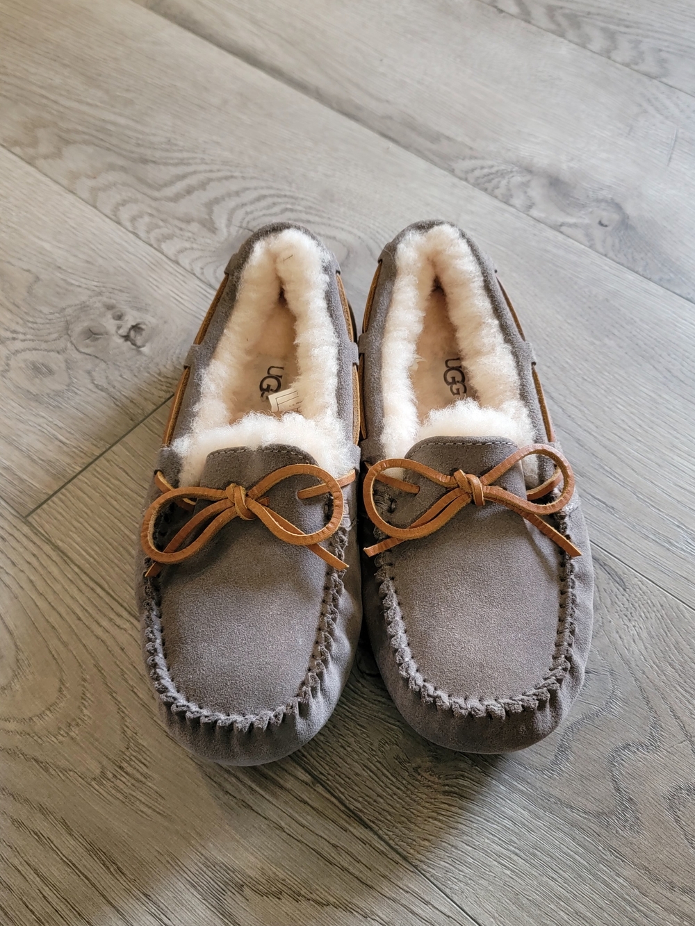 UGG Dakota 1107949 Women's Suede Indoor-Outdoor Moccasin Slippers Pewter 6 NWOT